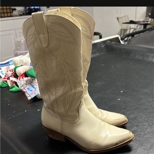 women cowgirl boots beige